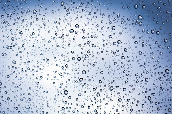 Gota de agua de lluvia sobre fondo espejo de vidrio . — Foto de Stock