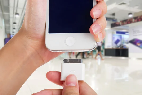 Female holding USB port charger connect to smart phone. — Zdjęcie stockowe