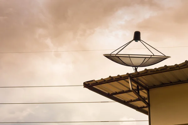 Satélite no telhado o céu quente . — Fotografia de Stock