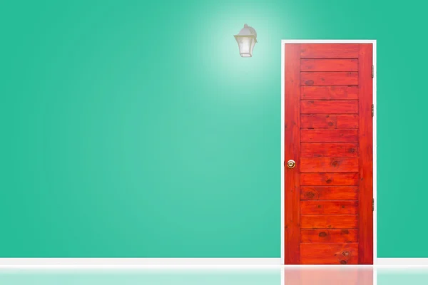 Дерев'яні двері і лампа з ізольованою зеленою старовинною текстурою стін . — стокове фото