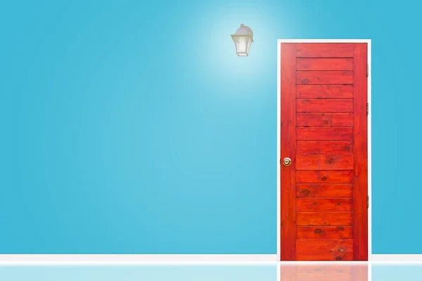 Дерев'яні двері та лампа з ізольованою синьою текстурою стін неба . — стокове фото
