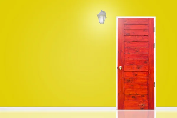 Дерев'яні двері і лампа з ізольованою жовтою текстурою стін . — стокове фото