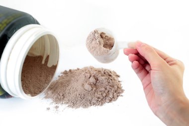 Bir kaşık ölçmek için peynir altı suyu protein çikolata toz el zam