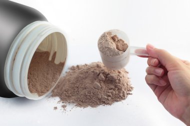 Bir kaşık ölçmek için peynir altı suyu protein çikolata toz el zam