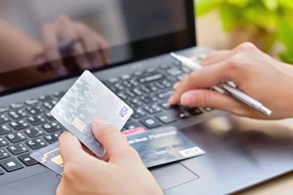 Nakhonratchasima, THAILAND - August 1, 2015 : Credit card VISA brand with pen on keyboard. — Stock Photo, Image