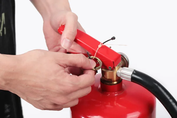 Close-hasicí přístroj a tahání pin na červené nádrže. — Stock fotografie