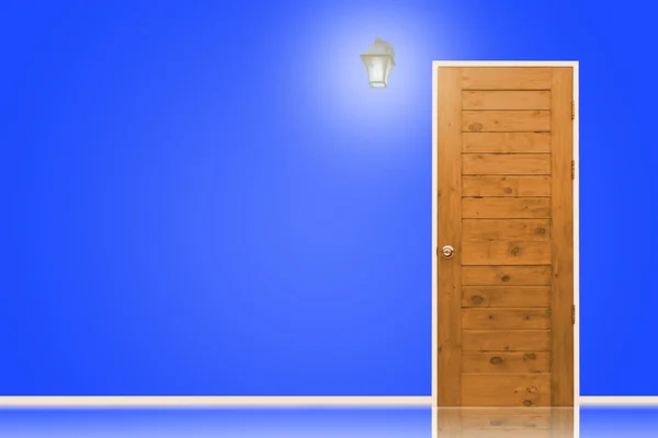 Holztür und Lampe mit isolierter blauer Wandstruktur. — Stockfoto