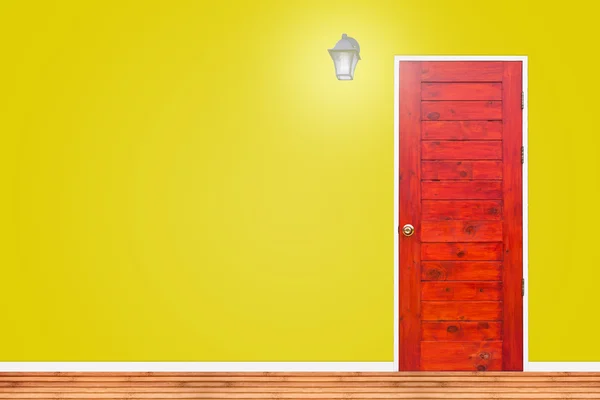Дерев'яні двері і лампа з ізольованою жовтою текстурою стін . — стокове фото