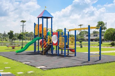 Parktaki bahçedeki renkli oyun parkı.