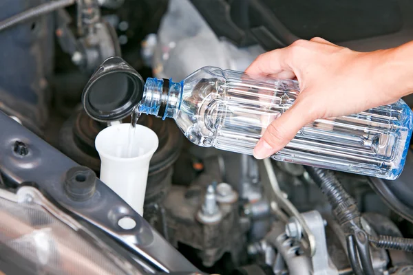 Ön cam su sıvı bir araba doldurun.