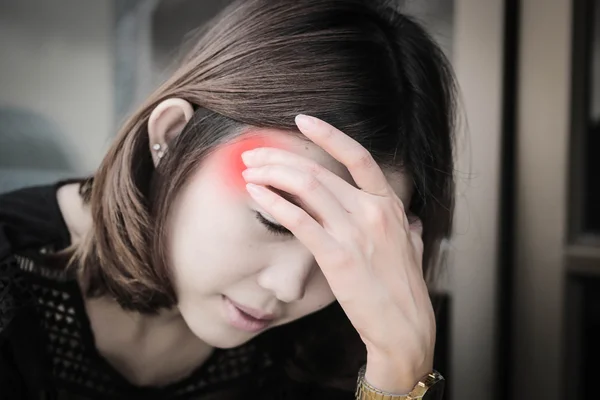 Γυναίκες που έχουν πονοκέφαλο ημικρανία, πονοκέφαλο, αϋπνία. — Φωτογραφία Αρχείου