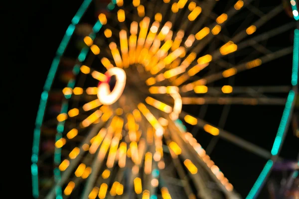 Homályos, Ferris wheel és szabadtéri hosszú expozíció éjszaka. — Stock Fotó