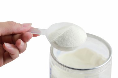Kollajen protein tozu kaşık ölçü ile izole beyaz sırt üstü