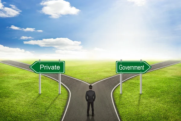 Concepto de hombre de negocios, elegir entre el camino privado o gubernamental t — Foto de Stock