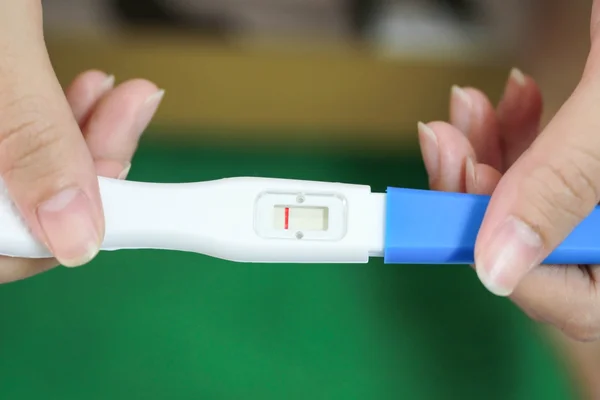 젊은 여성 임신 테스트 검사. — 스톡 사진