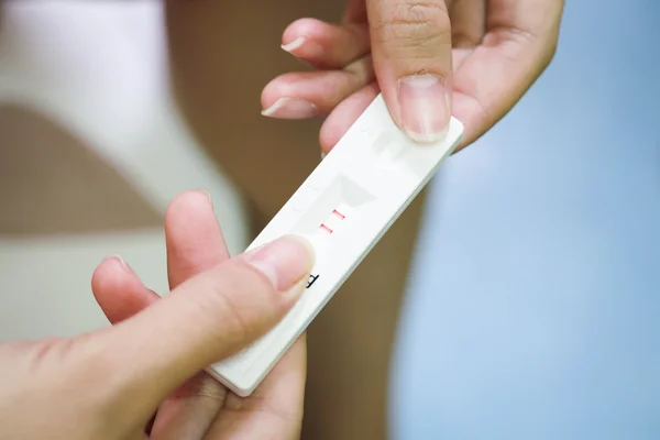Jovens mulheres verificando teste de gravidez . — Fotografia de Stock