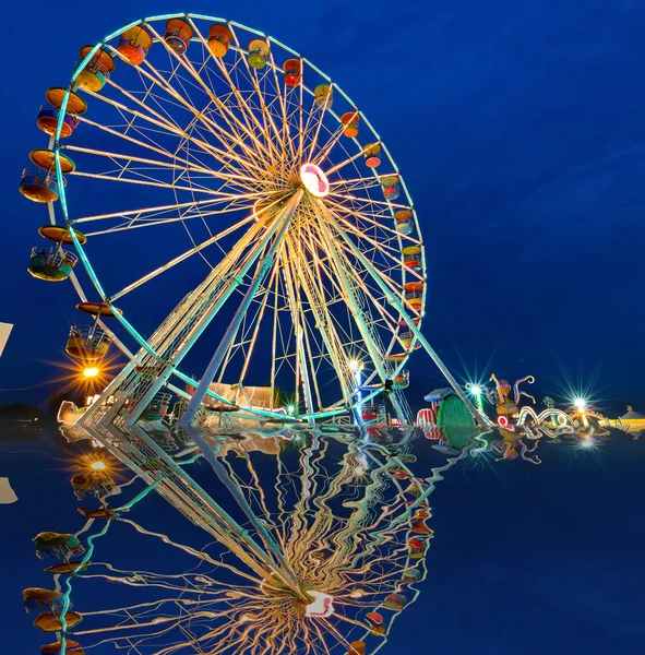 Roda gigante com exposição longa ao ar livre no crepúsculo . — Fotografia de Stock