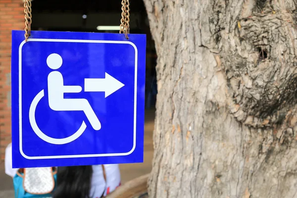 Kyltti vammaisten julkinen ulkona . — kuvapankkivalokuva