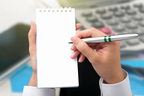 Empresário mão escrevendo uma nota em branco . — Fotografia de Stock