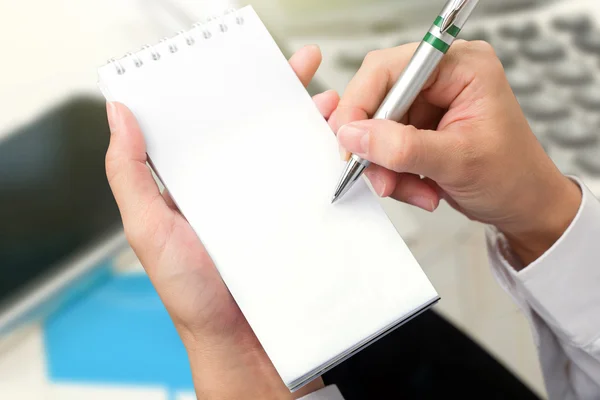 Geschäftsmann schreibt eine Notiz in Blanko. — Stockfoto