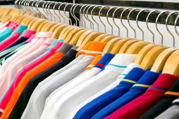 Ropa nueva colorida en una tienda . — Foto de Stock