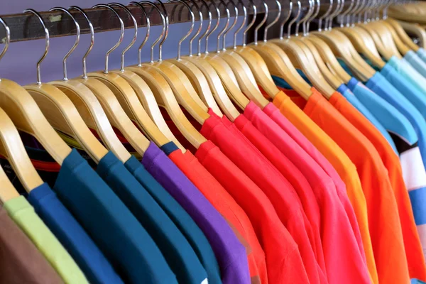 Новая разноцветная одежда в магазине . — стоковое фото