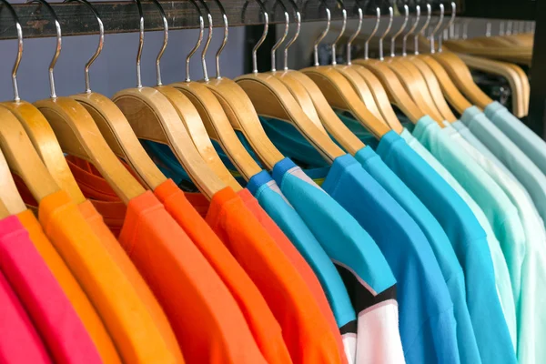 Ropa nueva colorida en una tienda . — Foto de Stock