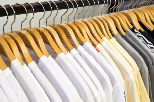 Cerrar camisa blanca colgando en el armario . — Foto de Stock