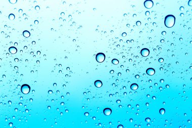 Mavi gökyüzü su damla windshiled arka plan.