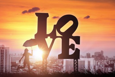 Şemsiye Vadisi aşk oturum açma üzerinde tutan kadın silüeti 