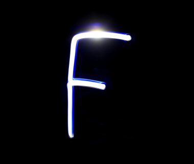 Mavi ışık siyah arka plan üzerinde yazma E kolay alfabe el.