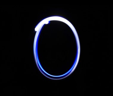 O Oscar alfabe el mavi ışık siyah arka plan üzerinde yazma.