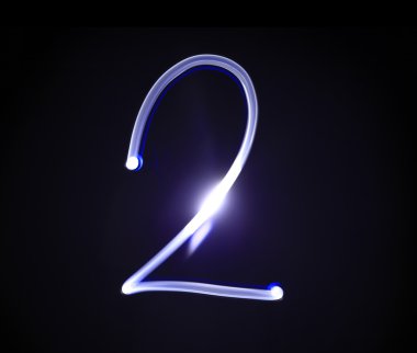 Siyah arka plan üzerinde yazma ışık basamak el iki 2 mavi.