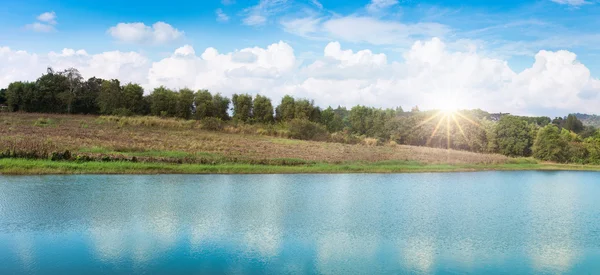 Panorama na jezioro krajobraz światła słonecznego latem. — Zdjęcie stockowe