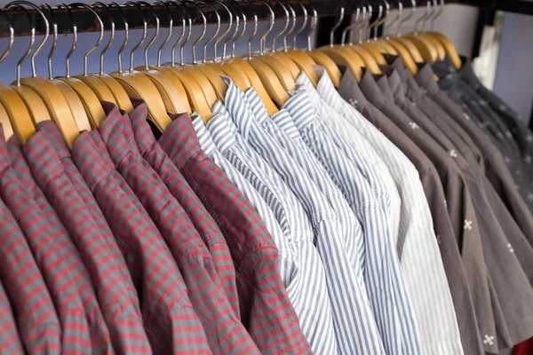 Camisa de cerca colgando en el armario . —  Fotos de Stock