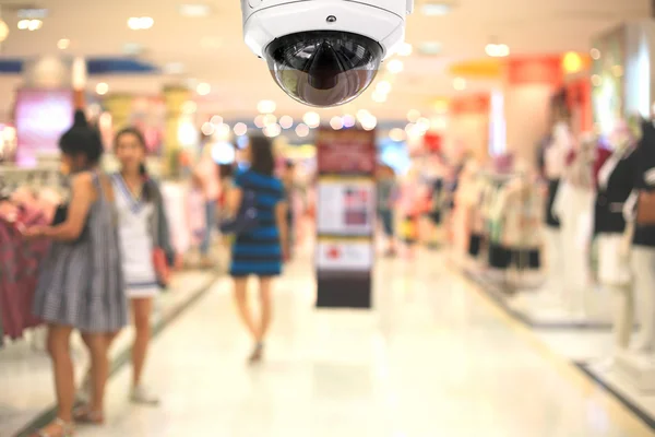 Камера видеонаблюдения следит за торговым центром . — стоковое фото
