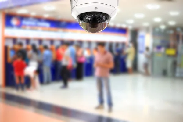 İnsanlar para otomatik vezne makinesi Cctv kamera ile çekilen..