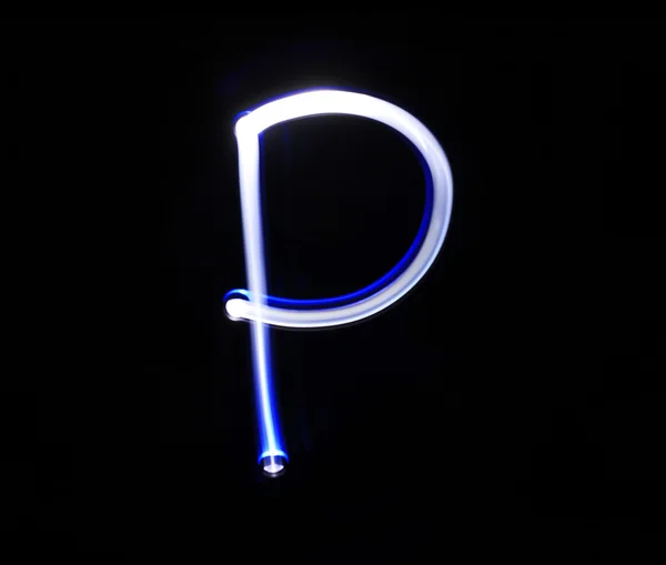 P Papa alphabet hand skriva blått ljus över svart bakgrund. — Stockfoto