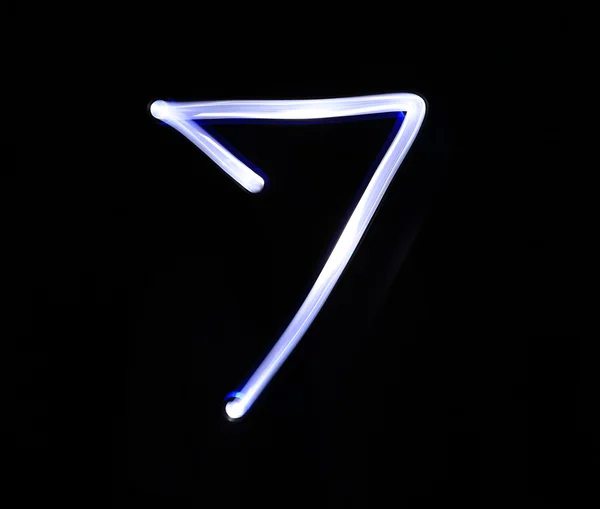 Sedm modré světlo číslice ručně psaného textu na černém pozadí. — Stock fotografie