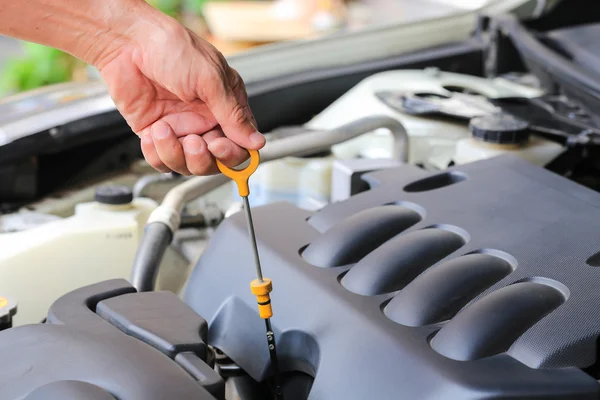 Controllo ravvicinato della macchina dell'olio su un'auto . — Foto Stock