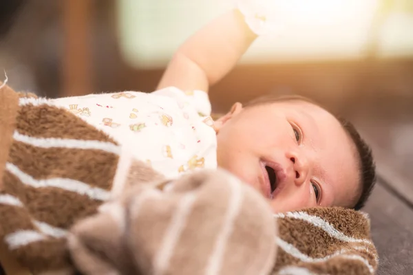 Новорожденный ребенок лежит на меховой ткани . — стоковое фото
