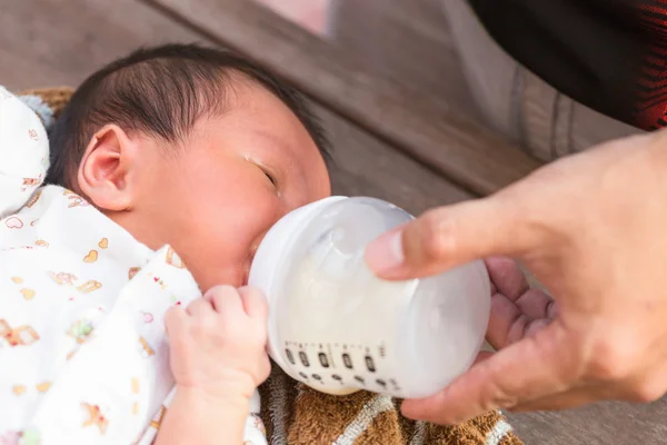 Újszülött csecsemő palack tej elfogyasztása. — Stock Fotó