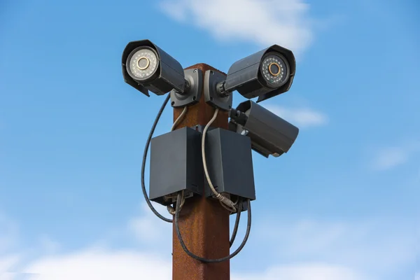 Cctv-Überwachungskameras am Himmel. — Stockfoto