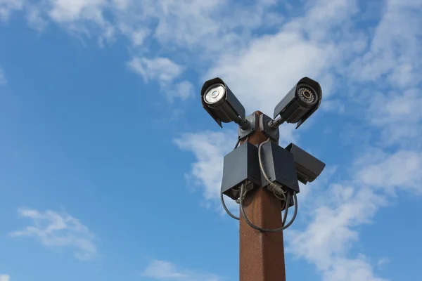 Cctv-Überwachungskameras am Himmel. — Stockfoto