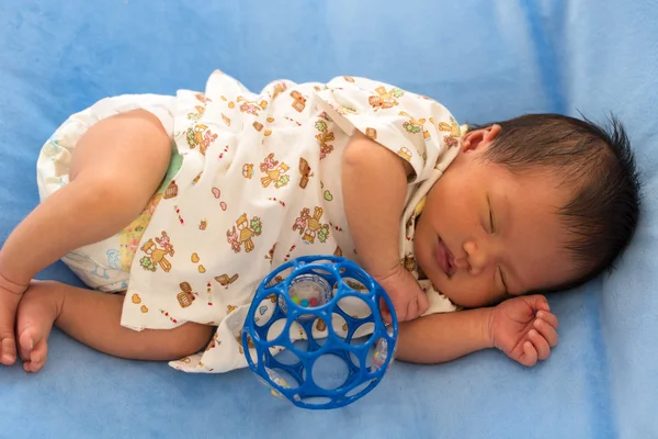 Новорожденный ребенок спит на кровати из голубой шерсти . — стоковое фото