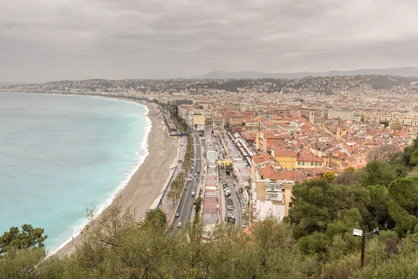 Castle Hill, Nice'nin eski şehrin fırtınalı gökyüzü altında göster