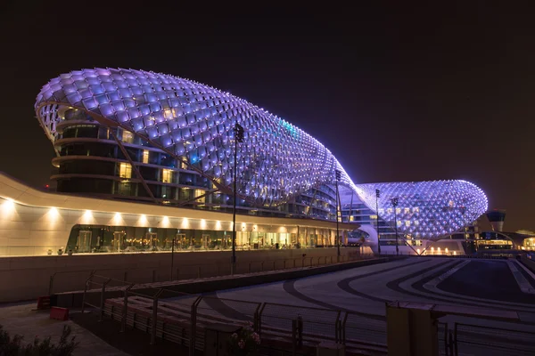 Yas Island, Abu Dhabi, Birleşik Arap Emirlikleri - Ekim 2013, Yas Viceroy hotel Yas Island üzerinde ünlü bir dönüm noktası olduğunu.