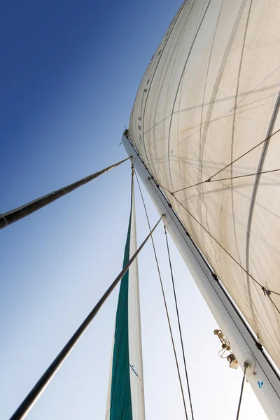 Yelken ve mavi gökyüzü karşı arma