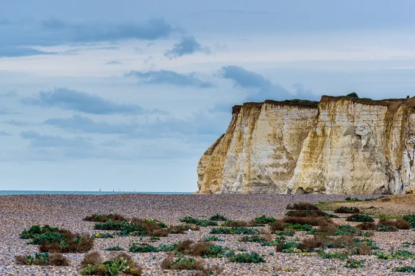 Shingle Plajı, uçurumlar ve bulutlar