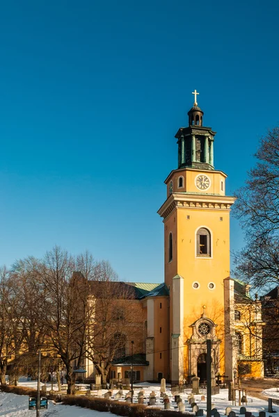 Stockholm, İsveç'te kış gökyüzü karşı öğleden sonra güneş kilisede